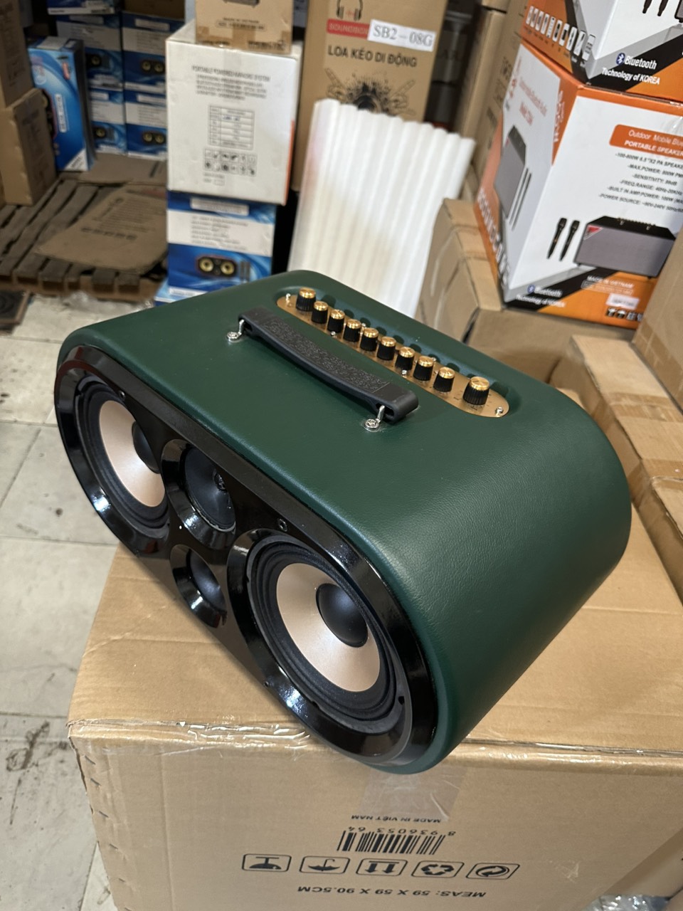 Loa kéo Soundbox SB-0802B 450w 2 bass 20cm, gỗ bọc da di động karaoke siêu hay bluetooth kèm 2 micro không dây UHF [BH 1 năm]