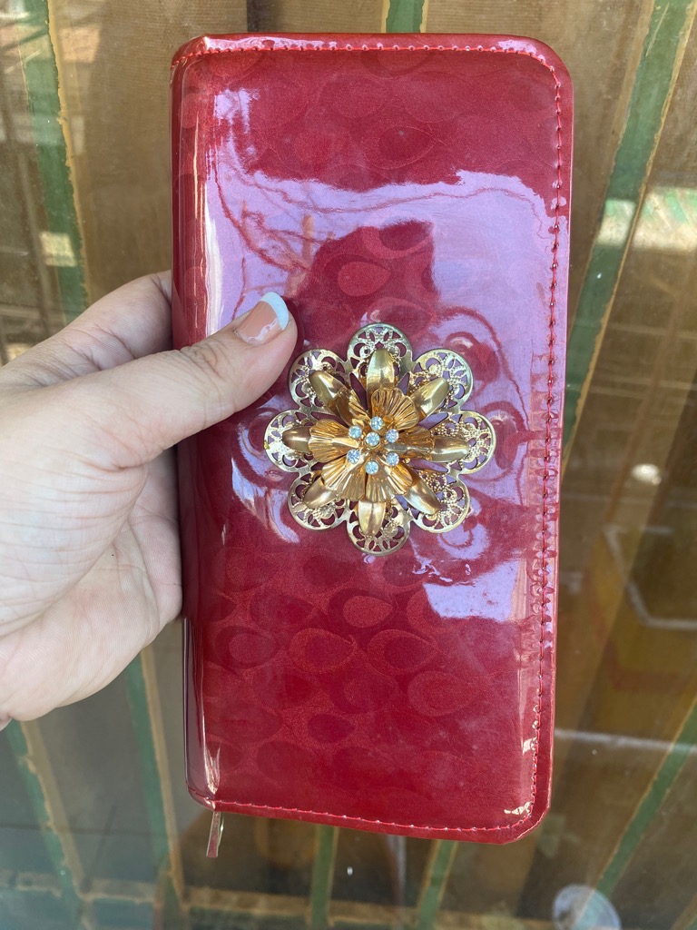 Ví bóp cầm tay họa tiết hoa nổi size 20cm