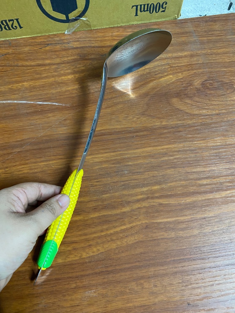 Vá múc canh lớn cán nhựa hoạ tiết trái bắp cute có lỗ treo / pktn sale