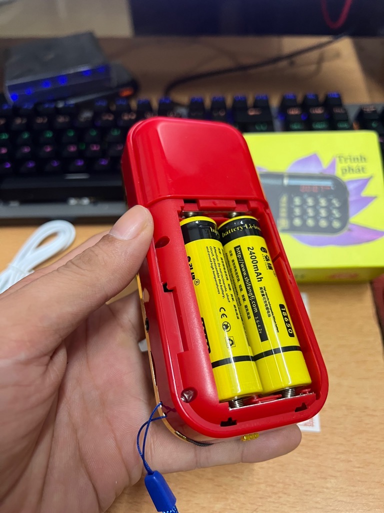Loa nghe pháp A Di Đà Phật T3 kèm 52 bài kinh, có 2 pin, có đèn pin, có khe gắn thẻ nhớ, có dây đeo, cáp sạc type-c (tương tự Craven CR-836s) [BH 6 tháng]