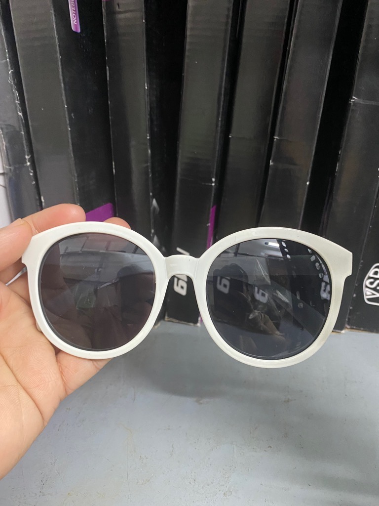 Mắt kính đi biển, chống nắng, chống bụi, thời trang Logo V cao cấp / pktn sale