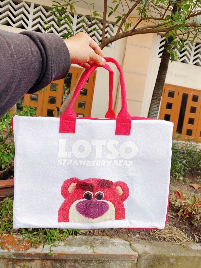 Túi nỉ vải dệt họa tiết hoạt hình gấu dâu Lotso size 40x30x20cm [BH: NONE]