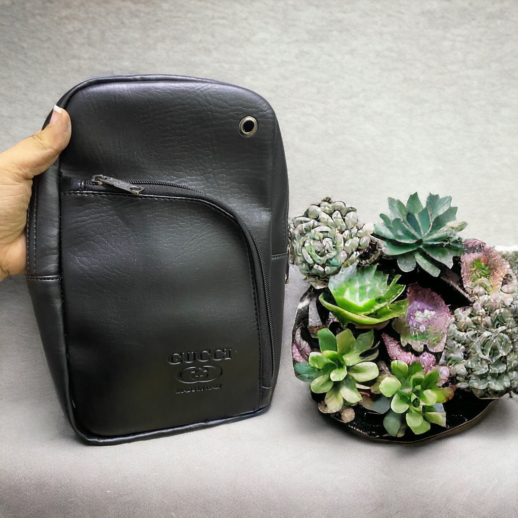 Túi da đeo chéo Màu Đen Guci 2 ngăn có chữ hoặc ko chữ tuỳ lô size 30x23cm [BH: None] / pktn sale