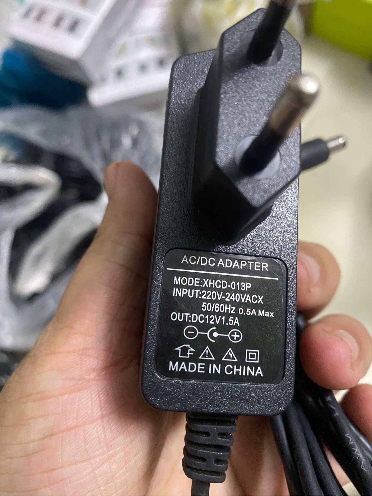 Cục sạc 12V1.5A đen chui tròn No 013P