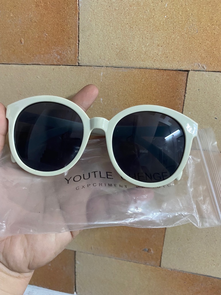 Kính mát, kính thời trang Nữ gọng trắng chữ V, chống nắng, tia UV đi biển- gọng trắng sữa hoặc ngà tuỳ lô / pktn sale