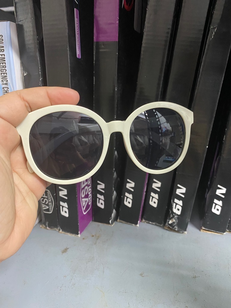 Mắt kính đi biển, chống nắng, chống bụi, thời trang Logo V cao cấp / pktn sale
