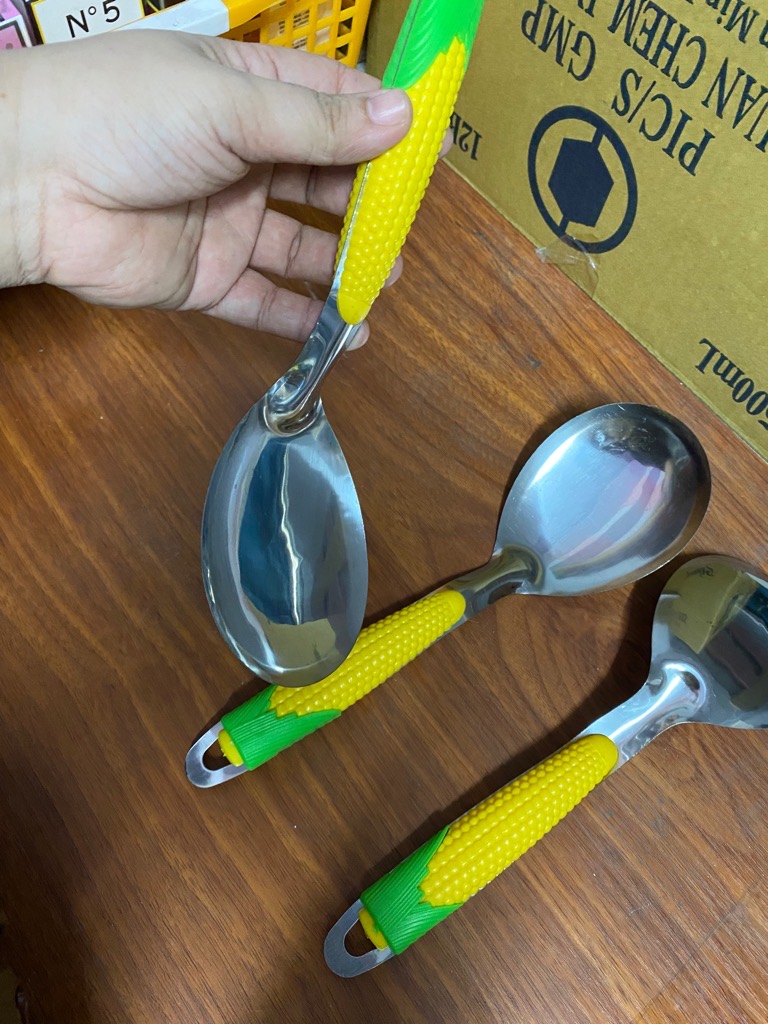 Vá múc cơm, muỗng nêm canh, muỗng xào tay ngắn nhựa hoạ tiết trái bắp xinh xắn, có lỗ treo / pktn sale