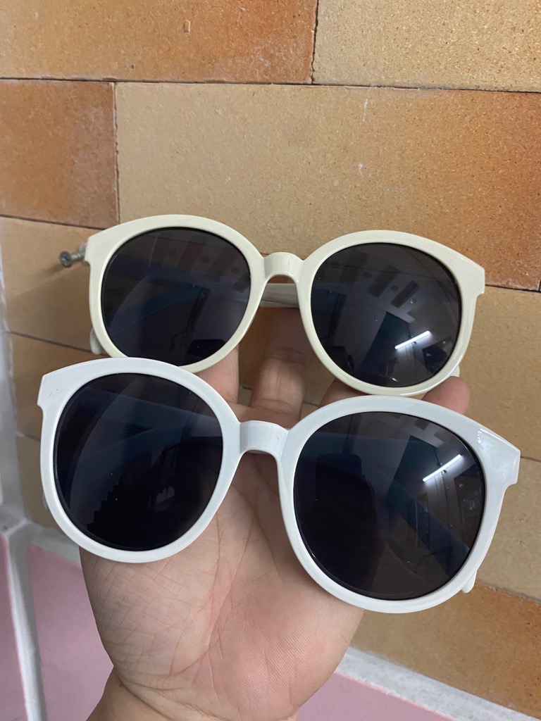 Kính mát, kính thời trang Nữ gọng trắng chữ V, chống nắng, tia UV đi biển- gọng trắng sữa hoặc ngà tuỳ lô / pktn sale