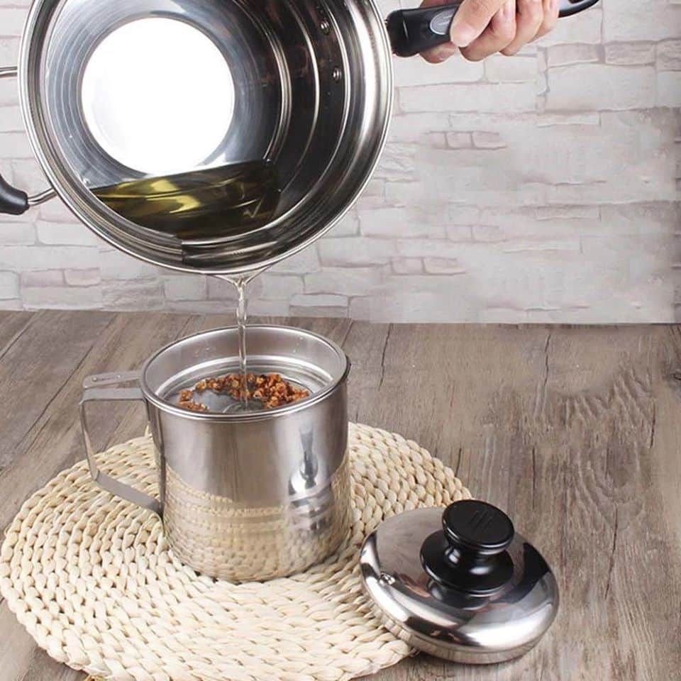 Ca Lọc Dầu Ăn Inox Có Nắp 1300ml Nồi Oil Pot Lưới Lọc Cặn Đa Năng Gạn Bỏ Chất Béo Dư Thừa Full Box