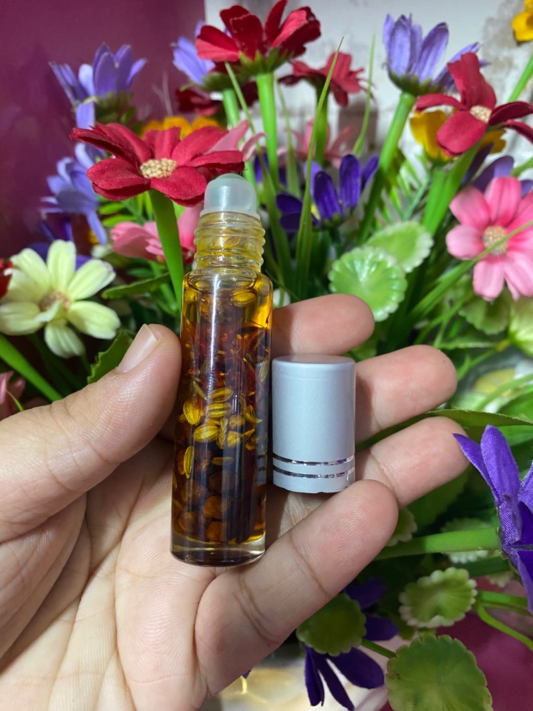 Dầu sâm Gia Truyền dạng Lăn 10ml được làm từ nguyên liệu tự nhiên, chuyên trị Nhức đầu, sổ mũi, nghẹt mũi, côn trùng cắn v.v