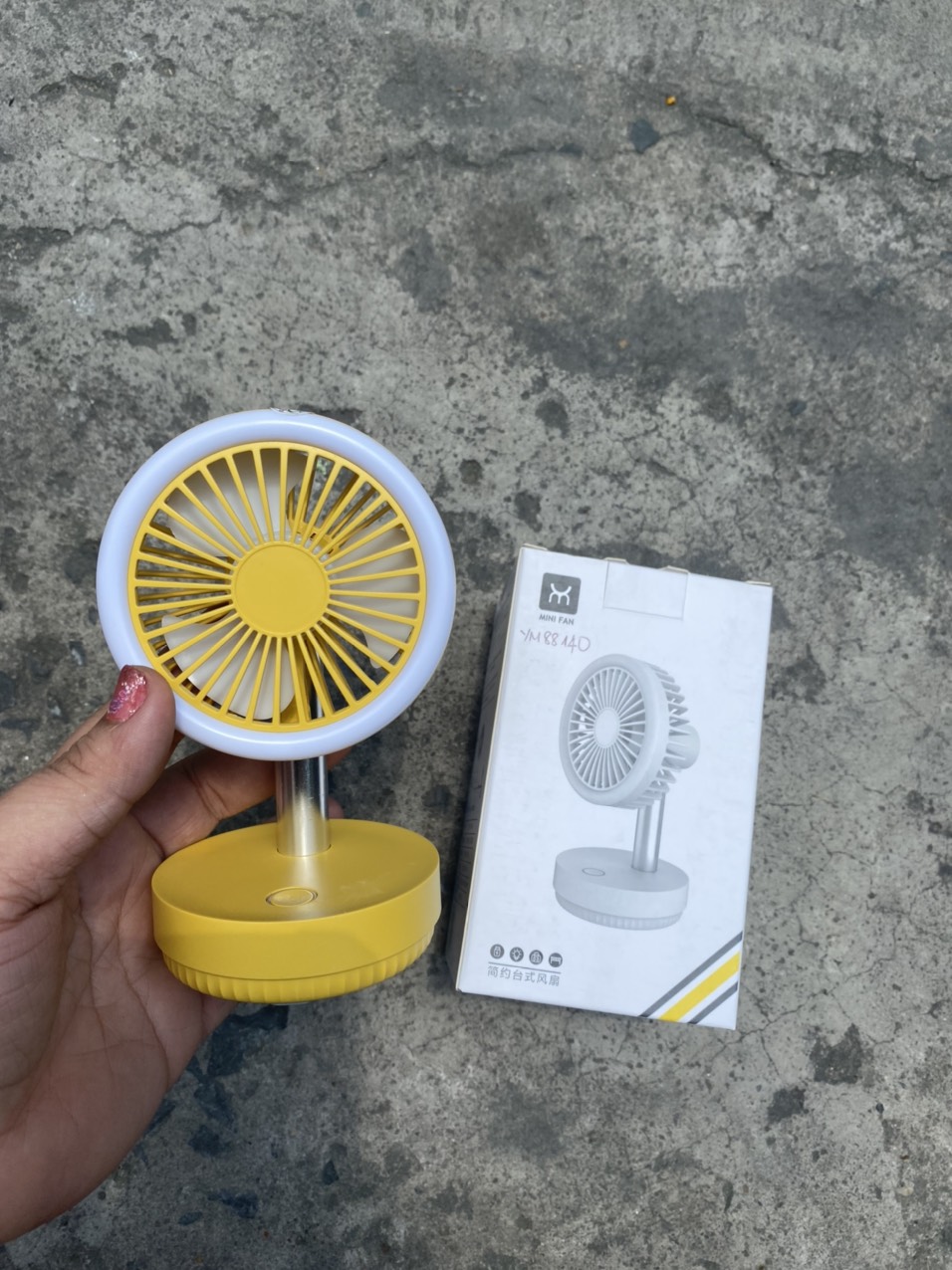Quạt đèn 88140 tích điện kiêm đèn selfie, quạt mát khi trang điểm và chụp hình tự sướng [BH: 1 Tháng] / pktn sale