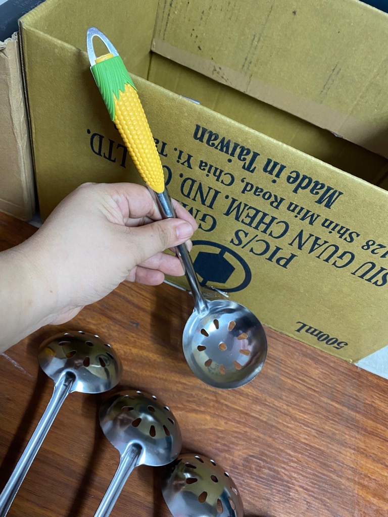 Vá vớt topping, vá ăn lẩu, ăn canh cán nhựa hoạ tiết trái bắp cute, có lỗ treo ráo nước / pktn sale
