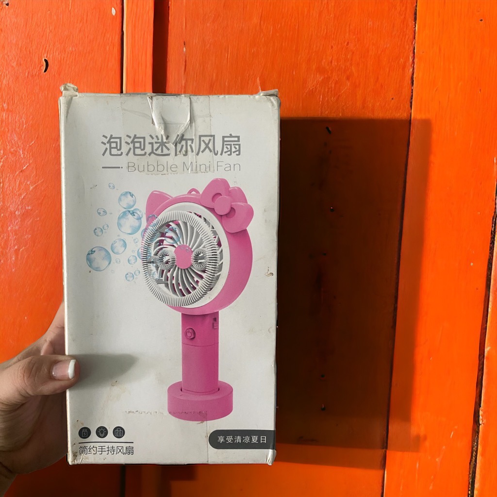 Quạt cầm tay tích điện  thổi bong bóng Kitty/ doraemon tuỳ lô -2B3 [BH: 1 Tuần]