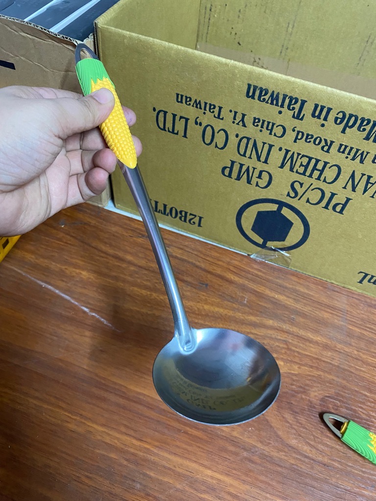 Vá múc canh, vá ăn lẩu nhỏ cán nhựa hoạ tiết trái bắp cute, có lỗ ráo nước / pktn sale