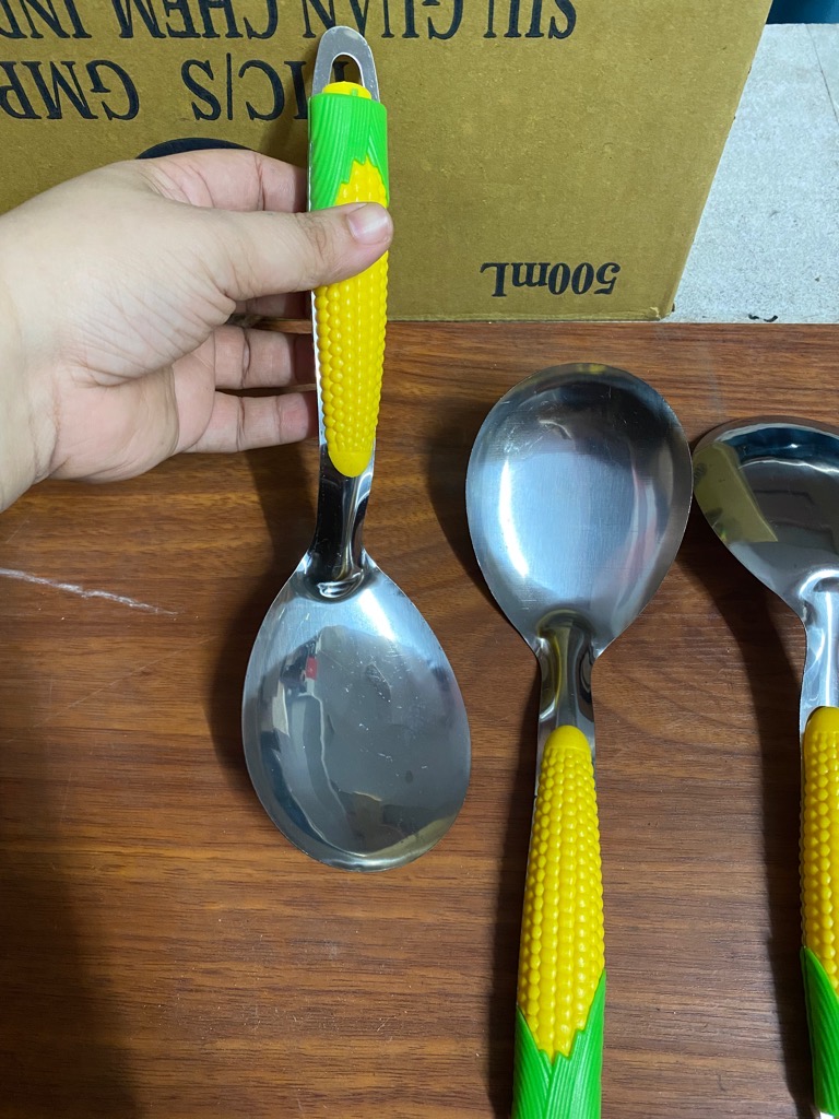 Vá múc cơm, muỗng nêm canh, muỗng xào tay ngắn nhựa hoạ tiết trái bắp xinh xắn, có lỗ treo / pktn sale