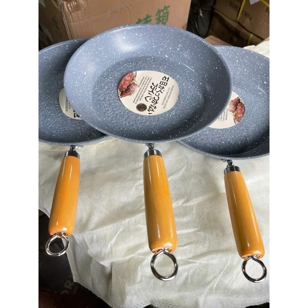 Chảo chống dính đáy từ vân đá 20cm tay cầm cán gỗ có móc treo [BH: NONE]
