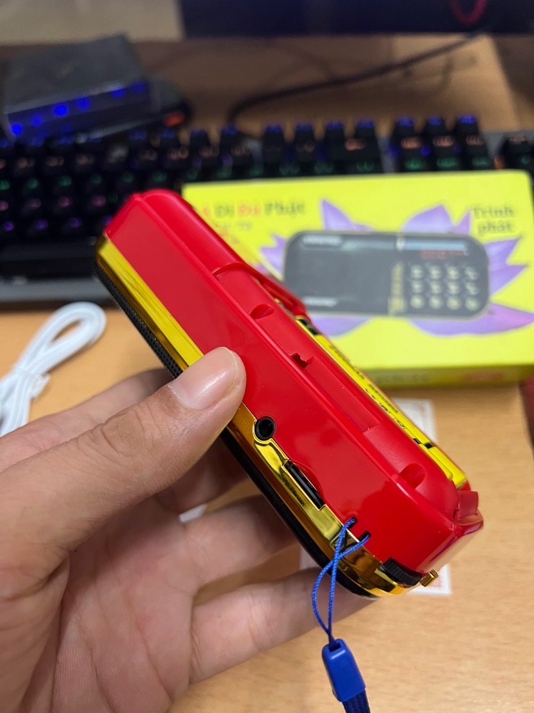 Loa nghe pháp A Di Đà Phật T3 kèm 52 bài kinh, có 2 pin, có đèn pin, có khe gắn thẻ nhớ, có dây đeo, cáp sạc type-c (tương tự Craven CR-836s) [BH 6 tháng]