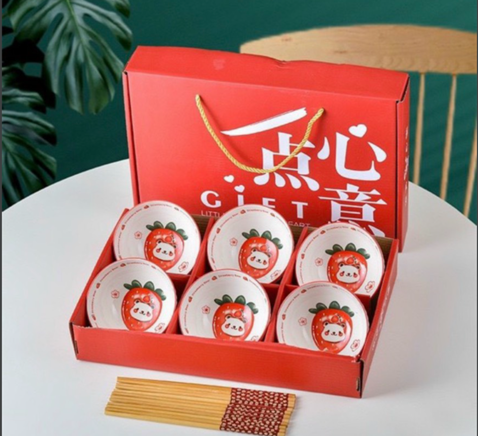 Hộp quà tặng 6 chén ăn cơm kèm đũa họa tiết Trái Dâu kèm MẶT GẤU KUTE
