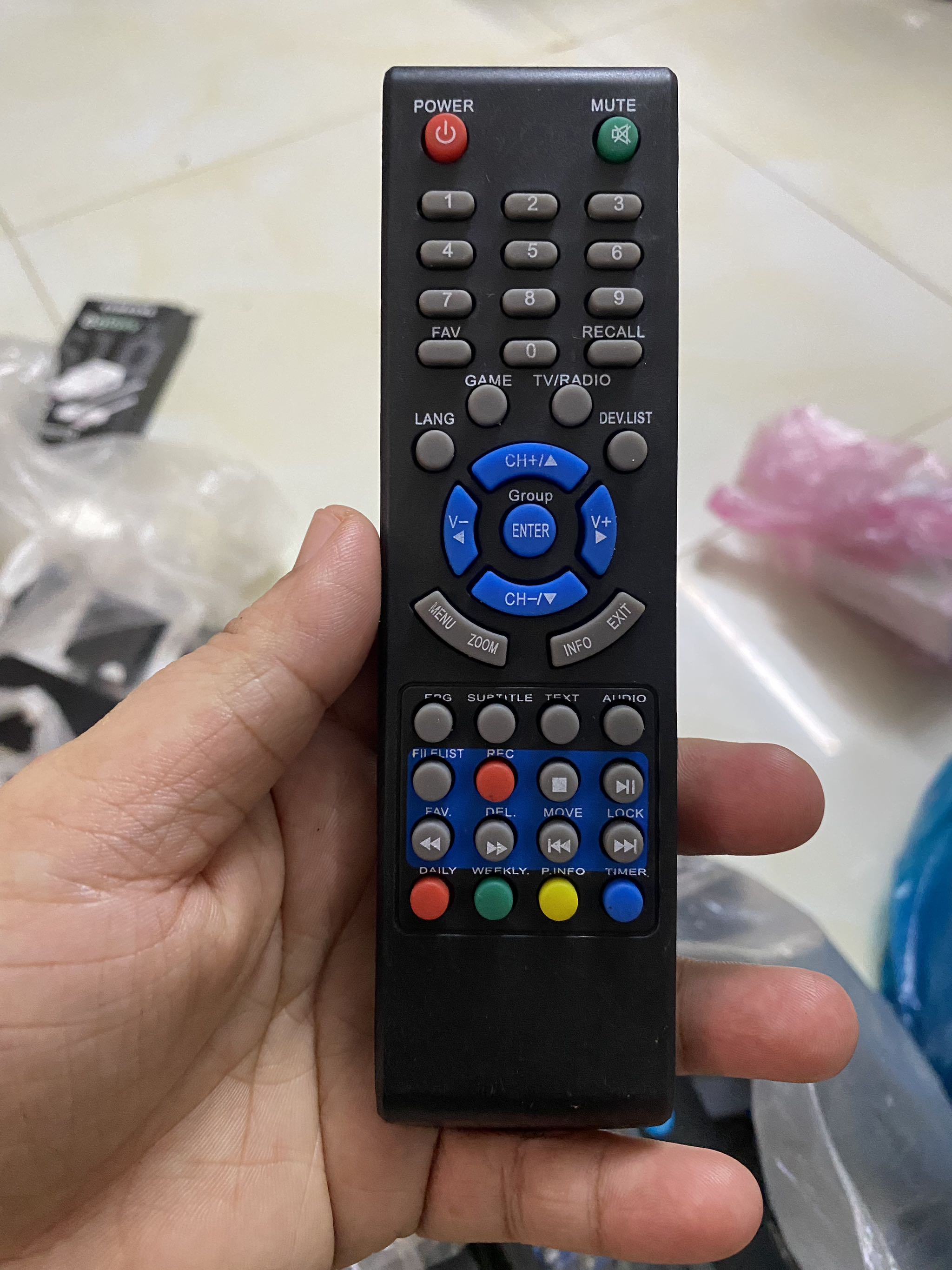 Remote (điều khiển) của đầu thu kỹ thuật số mặt đất (hoặc một số loại đầu thu vệ tinh/đầu chảo đời cũ).