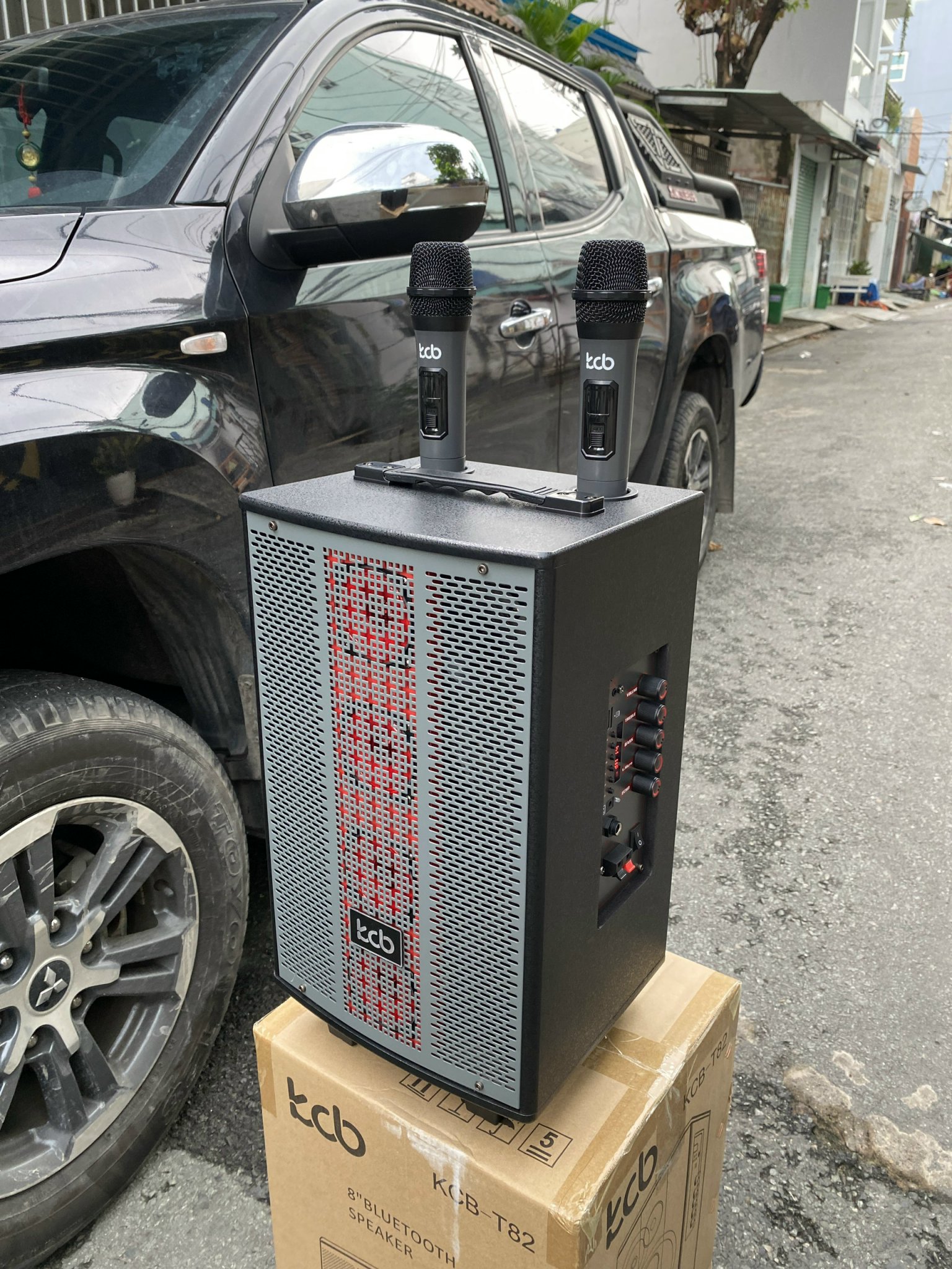 Loa kéo karaoke SOUNDBOX T82 mẫu mới kèm 2 mic không dây [BH 6 Tháng]