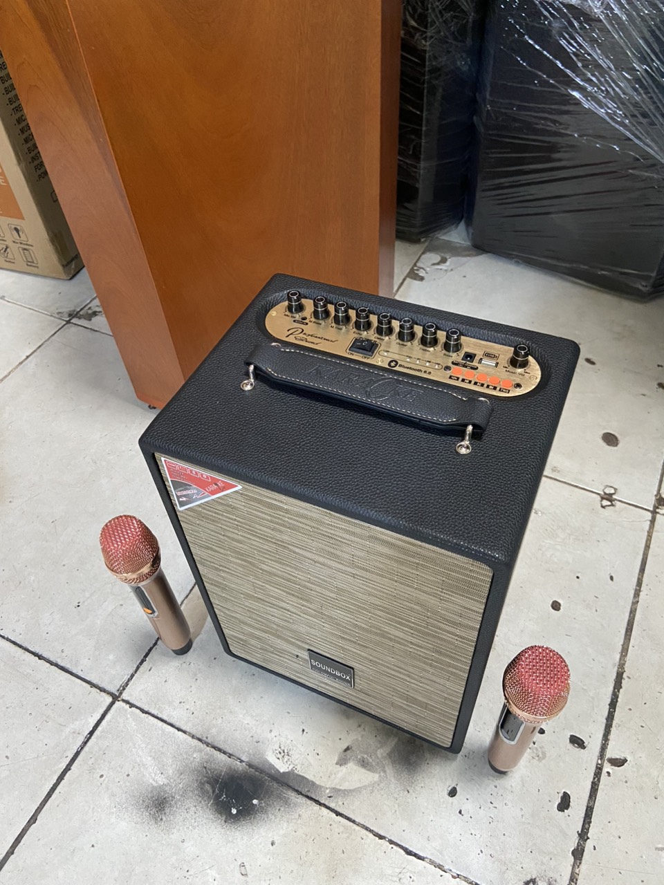 Loa kéo SoundBox SB-2080 gỗ bọc da cao cấp kèm 2 micro không dây hát karaoke bass 2 tấc (đỏ / đen) [BH 1 năm]