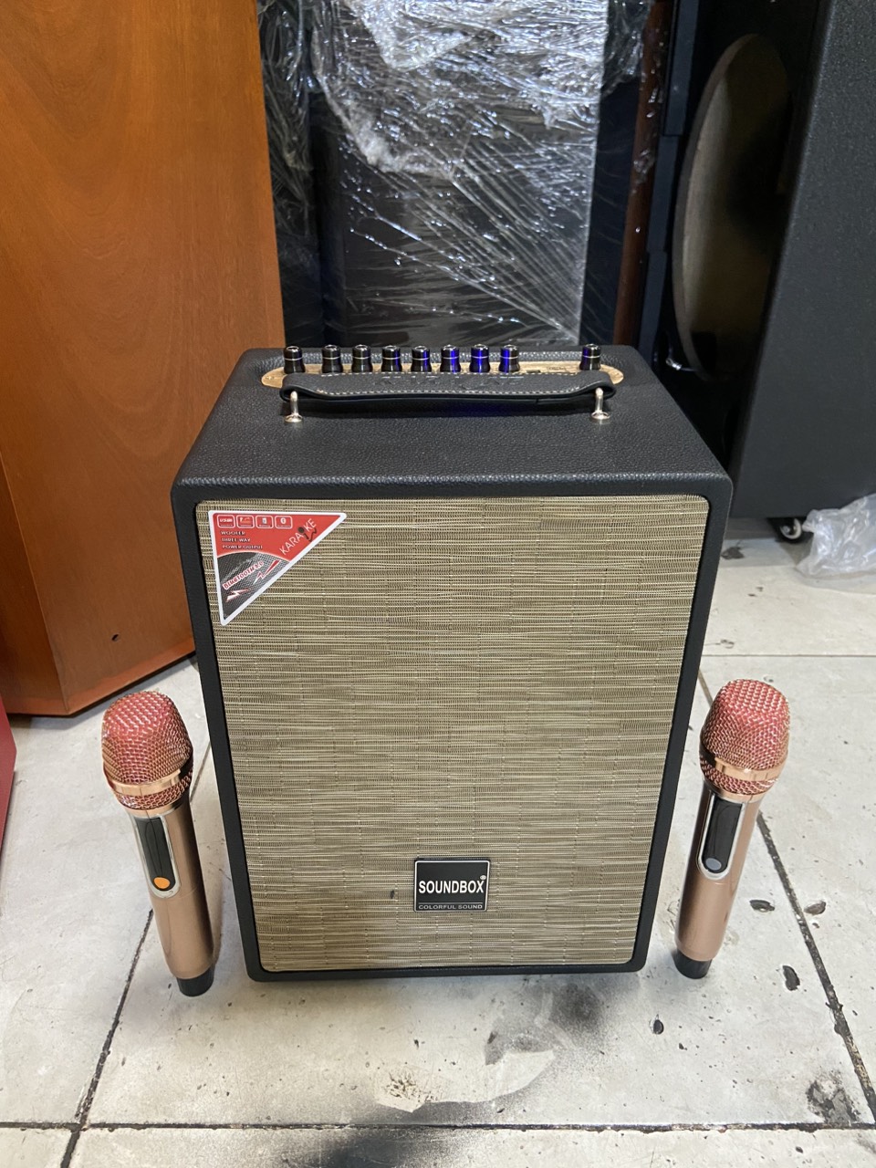 Loa kéo SoundBox SB-2080 gỗ bọc da cao cấp kèm 2 micro không dây hát karaoke bass 2 tấc (đỏ / đen) [BH 1 năm]
