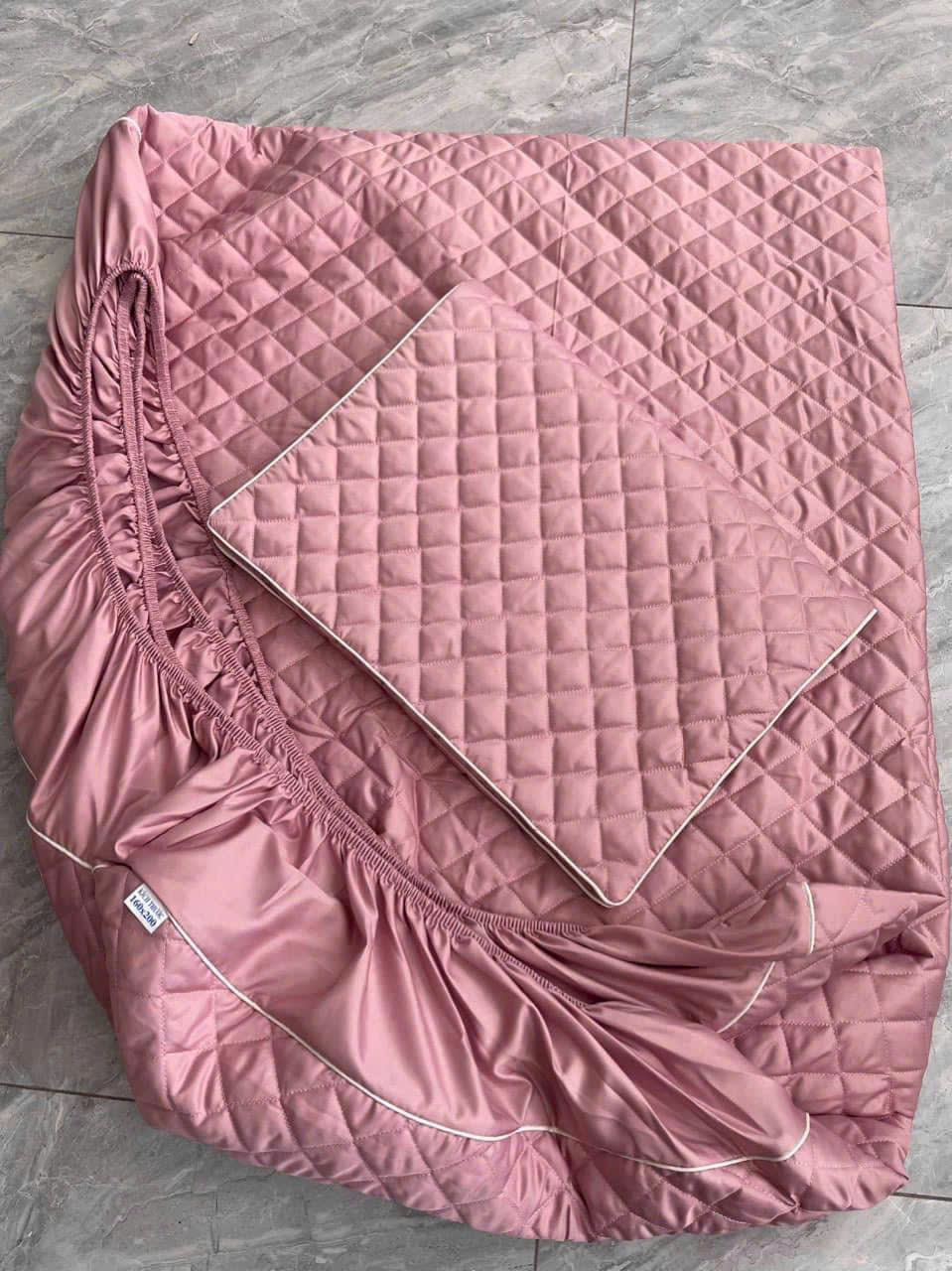 Bộ ga trải giường [1 GA+ 2 VỎ GỐI NẰM] PHI LỤA , chun cài góc size 1.8m x 2m- màu về ngẫu nhiên tùy lô [BH: NONE]