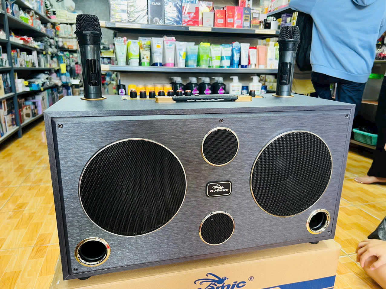 Loa bluetooth karaoke xách tay Kiomic K-8012 mẫu mới 2024 bass 2 tấc đôi chính hãng