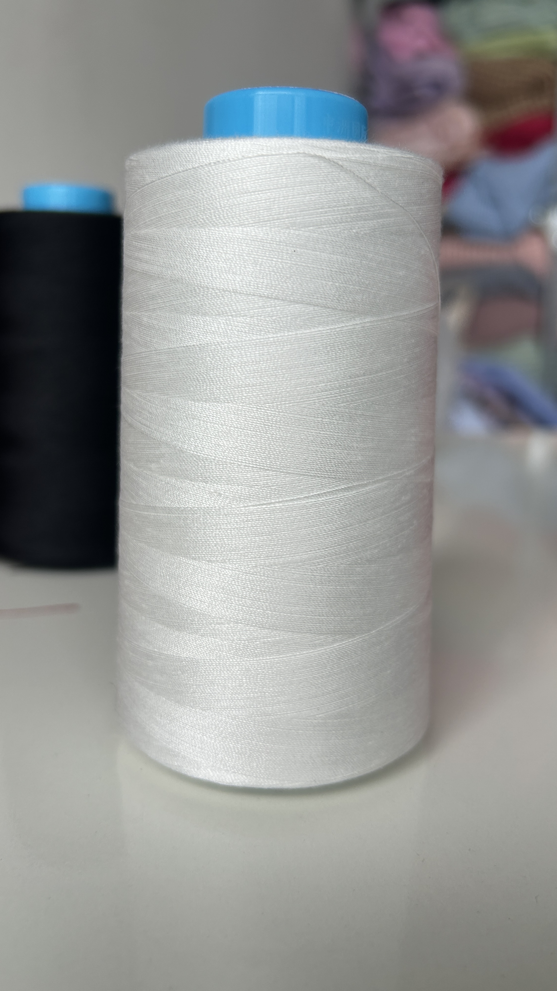 Cuộn chỉ may nhiều màu 3000m sợi 40/2, phù hợp máy may công nghiệp và gia đình.