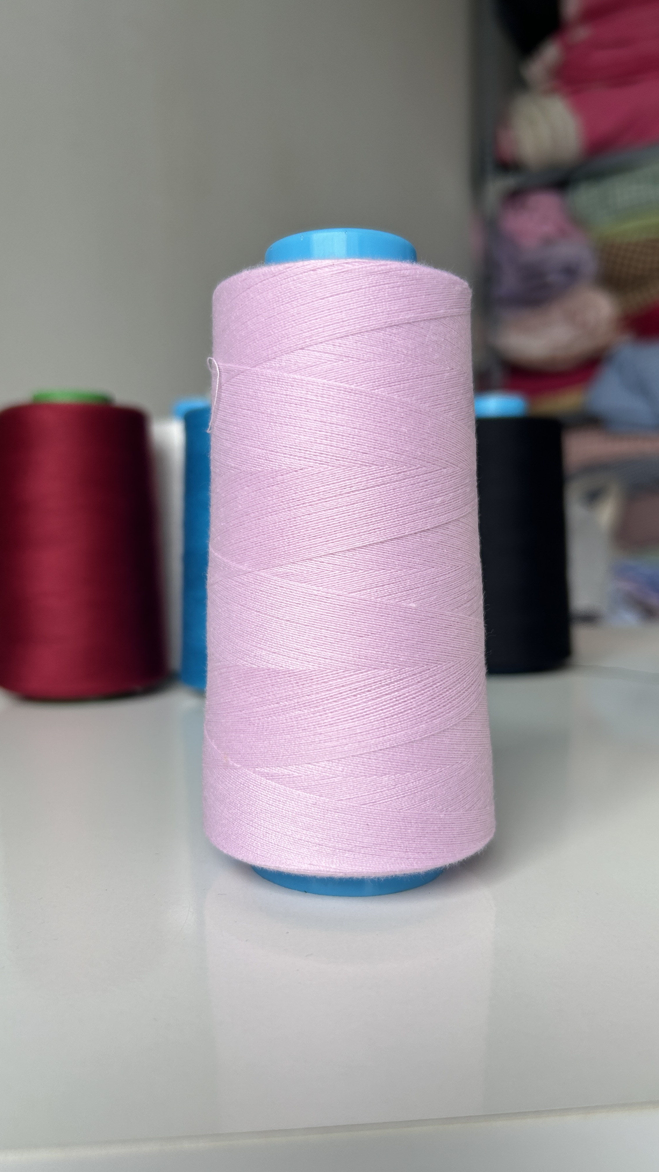 Cuộn chỉ may nhiều màu 3000m sợi 40/2, phù hợp máy may công nghiệp và gia đình.