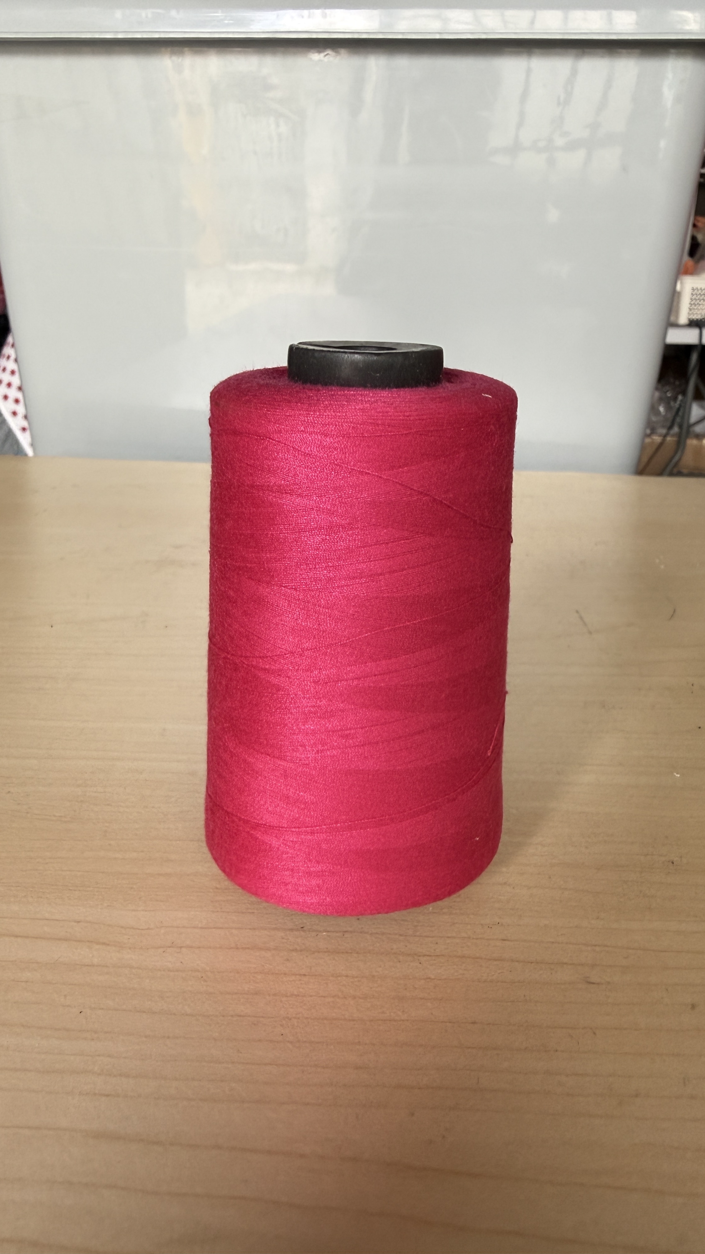 Cuộn chỉ may nhiều màu 3000m sợi 40/2, phù hợp máy may công nghiệp và gia đình.