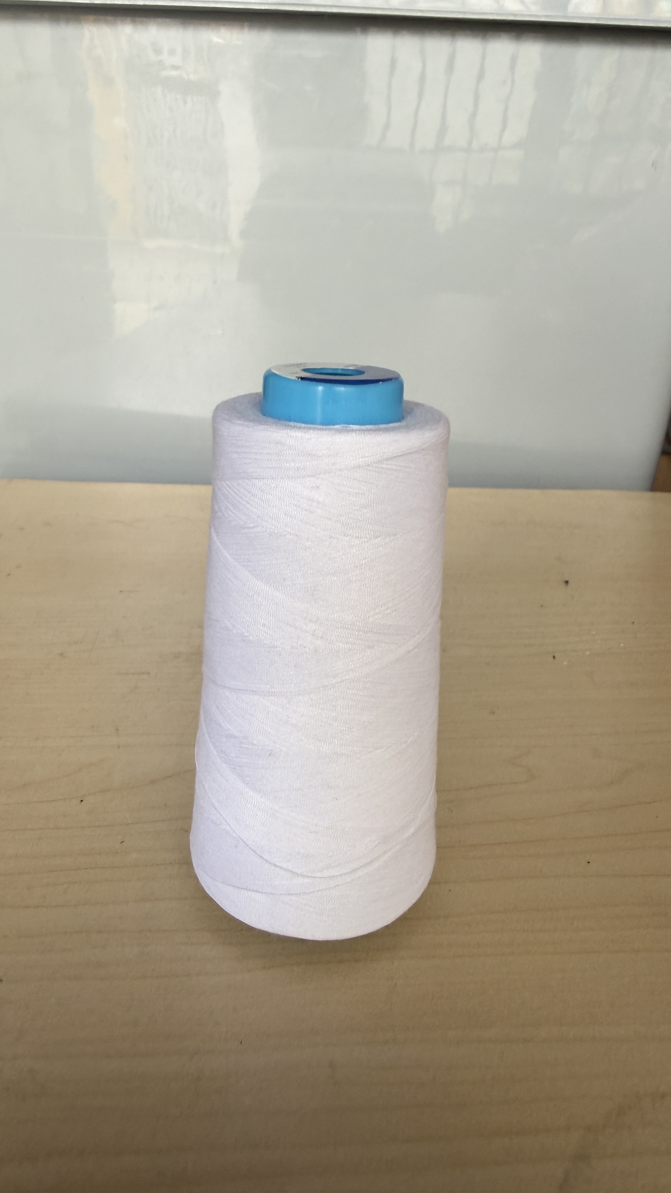 Cuộn chỉ may nhiều màu 3000m sợi 40/2, phù hợp máy may công nghiệp và gia đình.