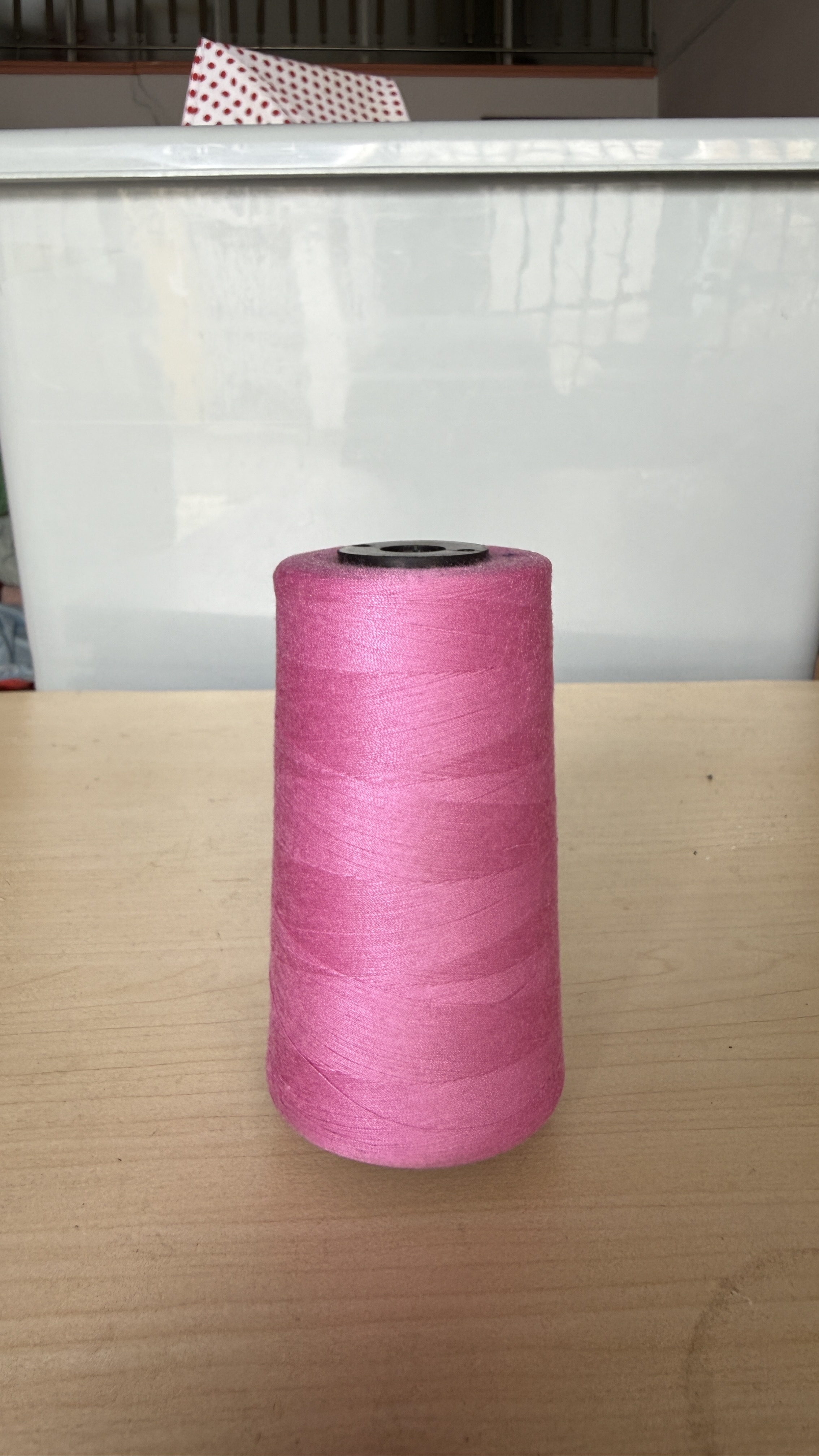 Cuộn chỉ may nhiều màu 3000m sợi 40/2, phù hợp máy may công nghiệp và gia đình.