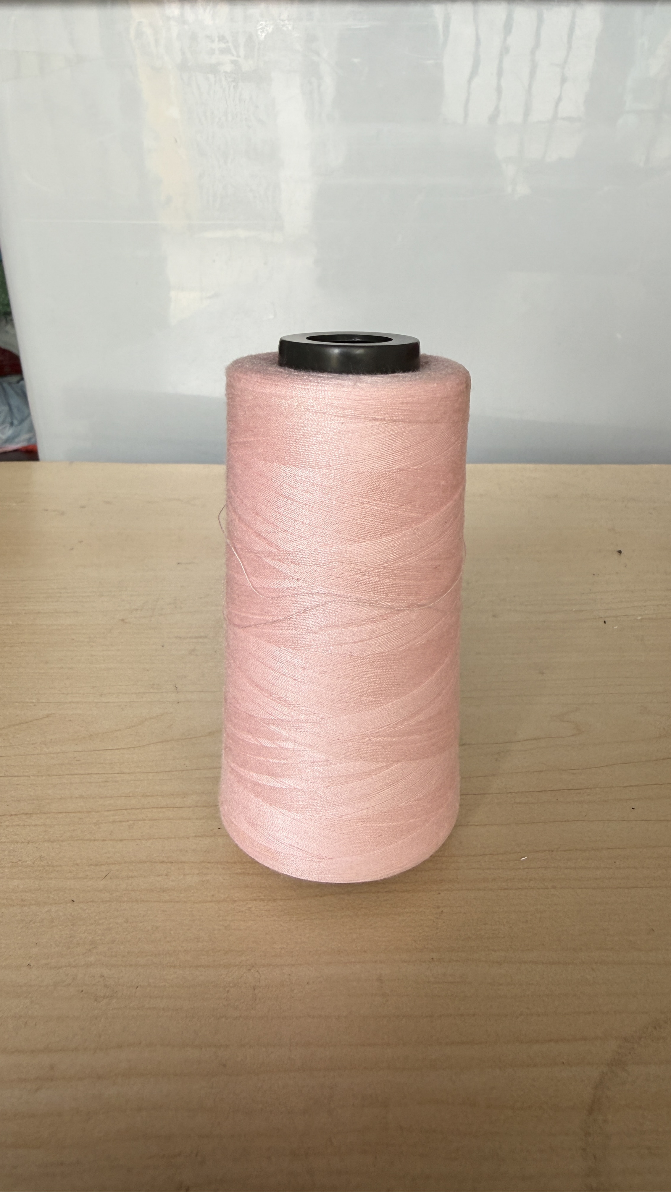 Cuộn chỉ may nhiều màu 3000m sợi 40/2, phù hợp máy may công nghiệp và gia đình.