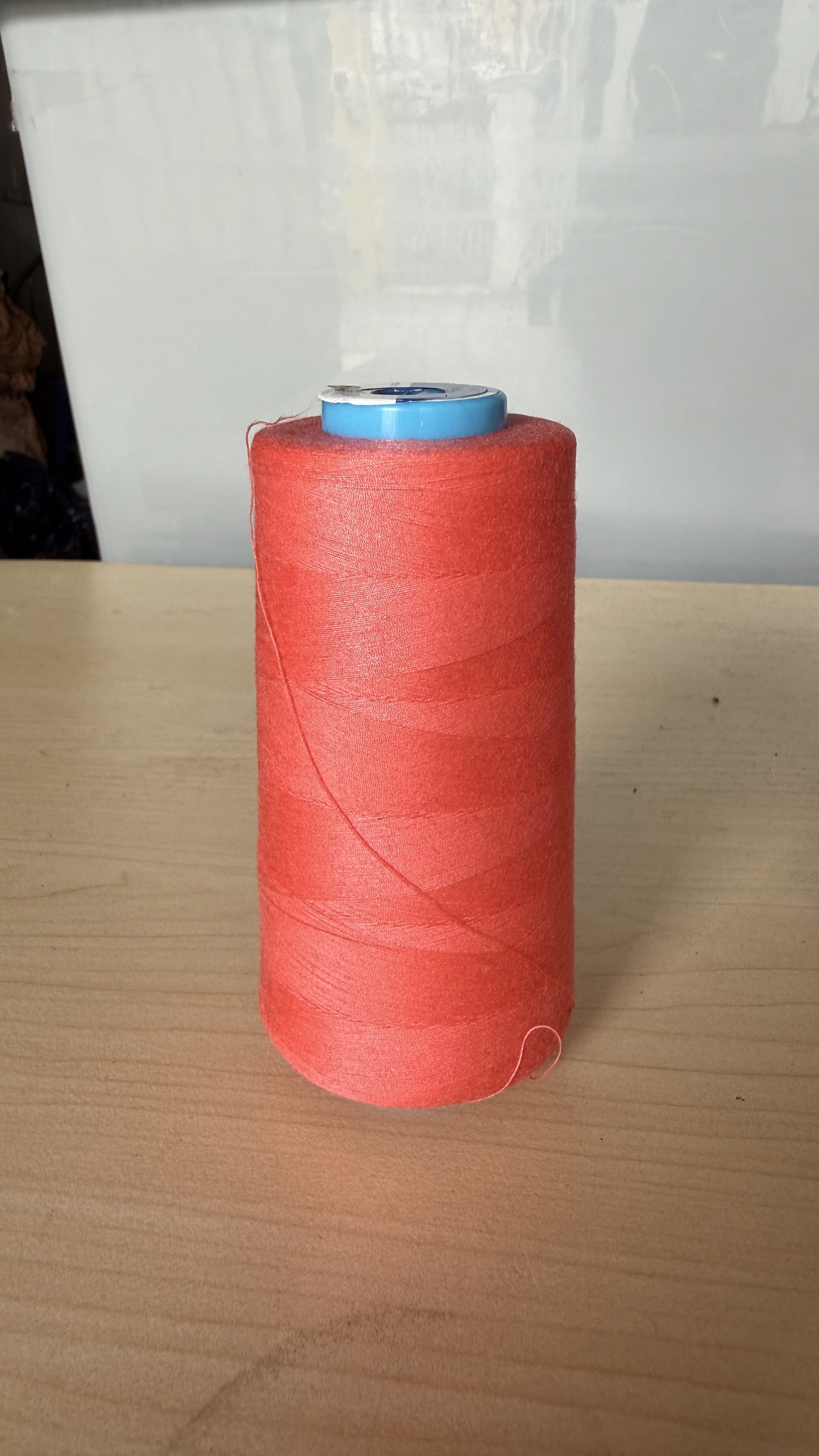 Cuộn chỉ may nhiều màu 3000m sợi 40/2, phù hợp máy may công nghiệp và gia đình.