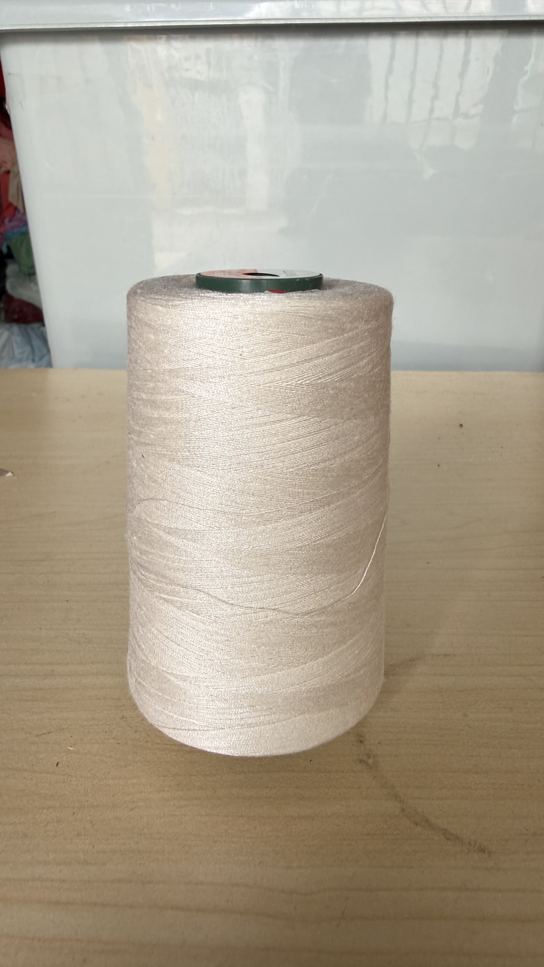 Cuộn chỉ may nhiều màu 3000m sợi 40/2, phù hợp máy may công nghiệp và gia đình.