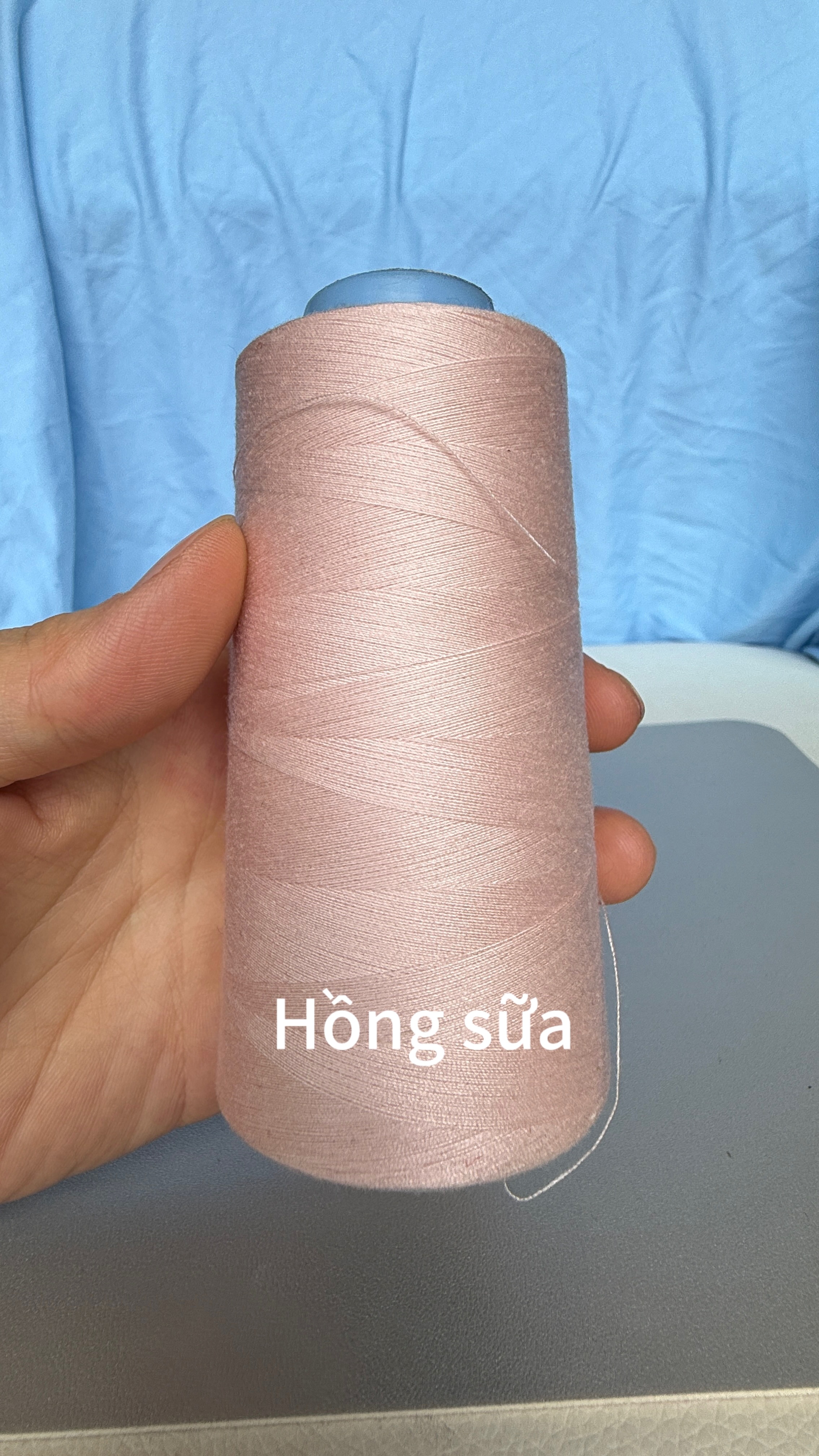 Cuộn chỉ may nhiều màu 3000m sợi 40/2, phù hợp máy may công nghiệp và gia đình.