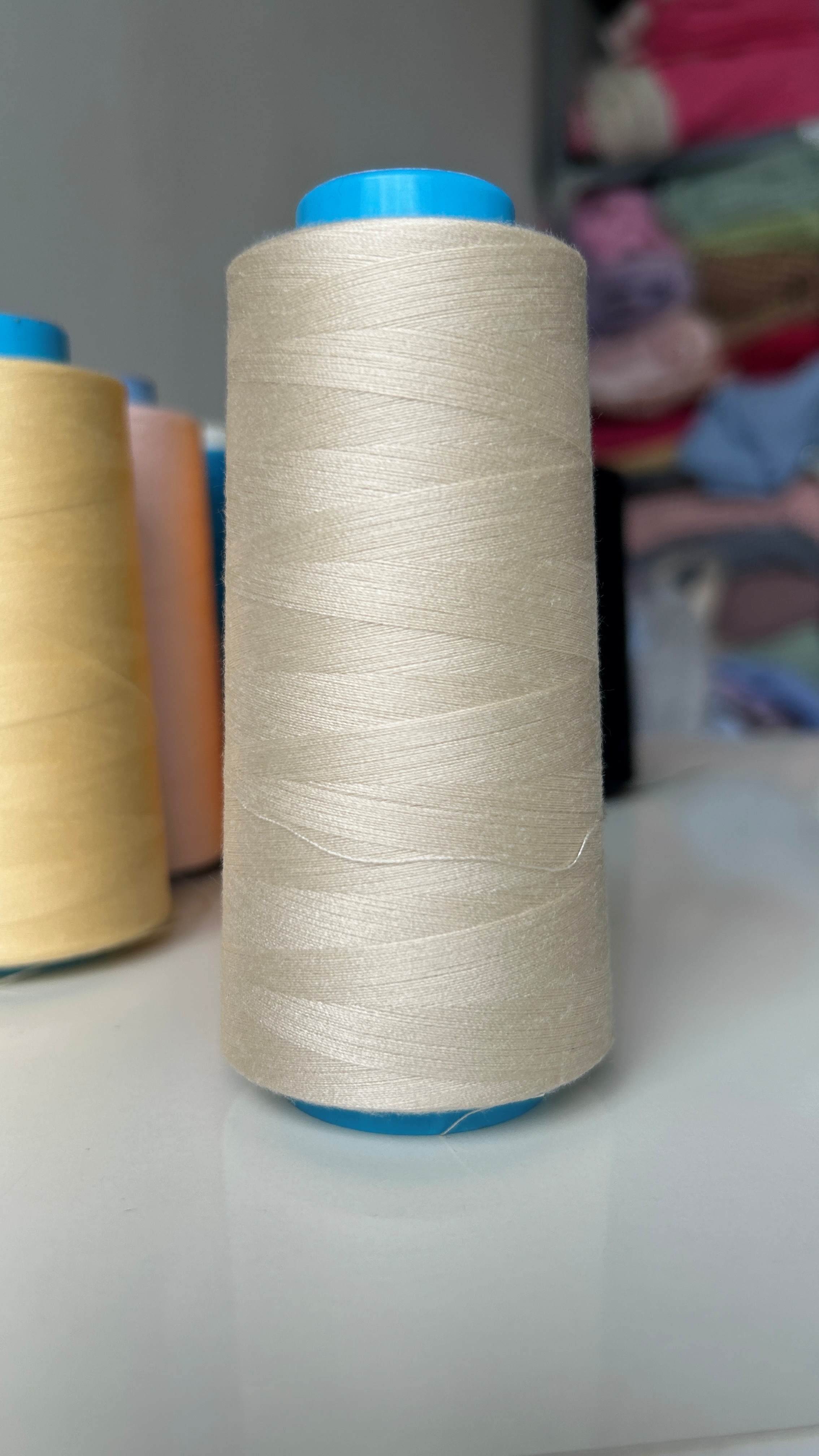 Cuộn chỉ may nhiều màu 3000m sợi 40/2, phù hợp máy may công nghiệp và gia đình.