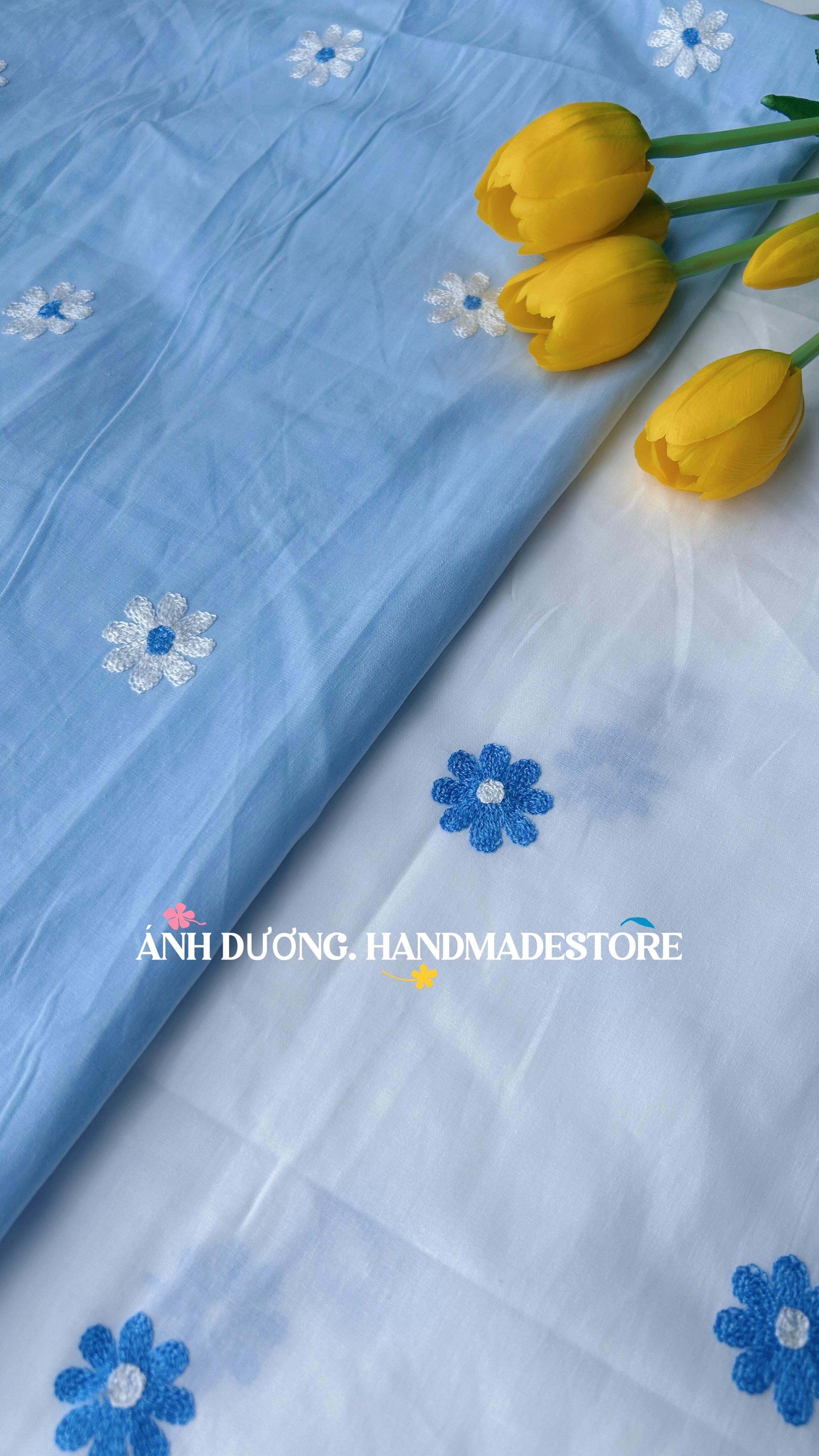 Vải thô boi (SLx0.5m khổ 1.4m) thêu hoa xanh, trắng. Chất cotton mát, thâm hút tốt.