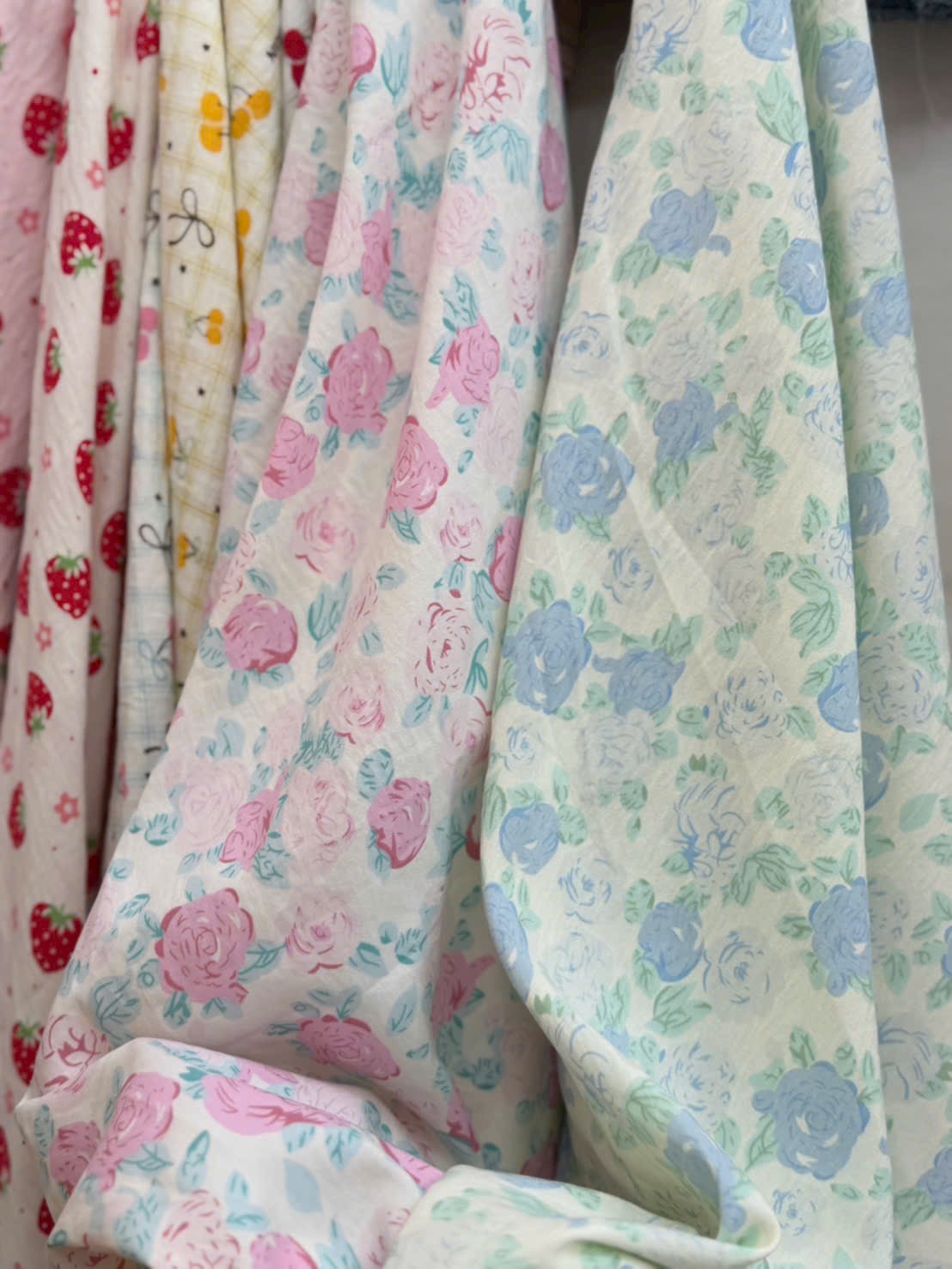 Vải Cotton hàn (đũi lạnh) in hoa, hình cute - may bộ, đầm, handmade, decor (dài 1m, khổ 1m6, vải cắt liền)