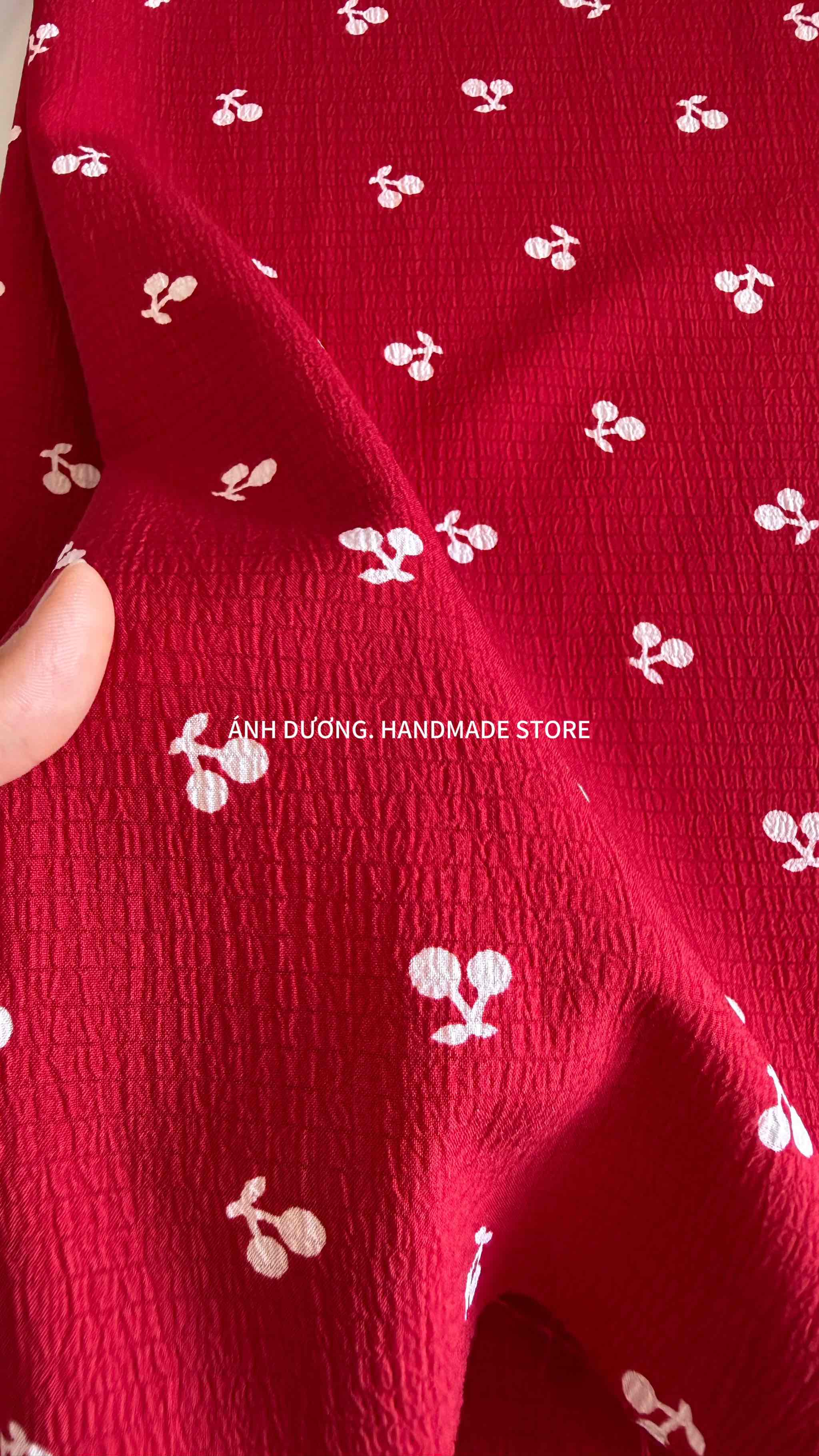 Vải xốp gạo (SLx0.5m khổ 1.5m) co dãn nhẹ, họa tiết Noel, Giáng Sinh, hoa nơ đỏ.