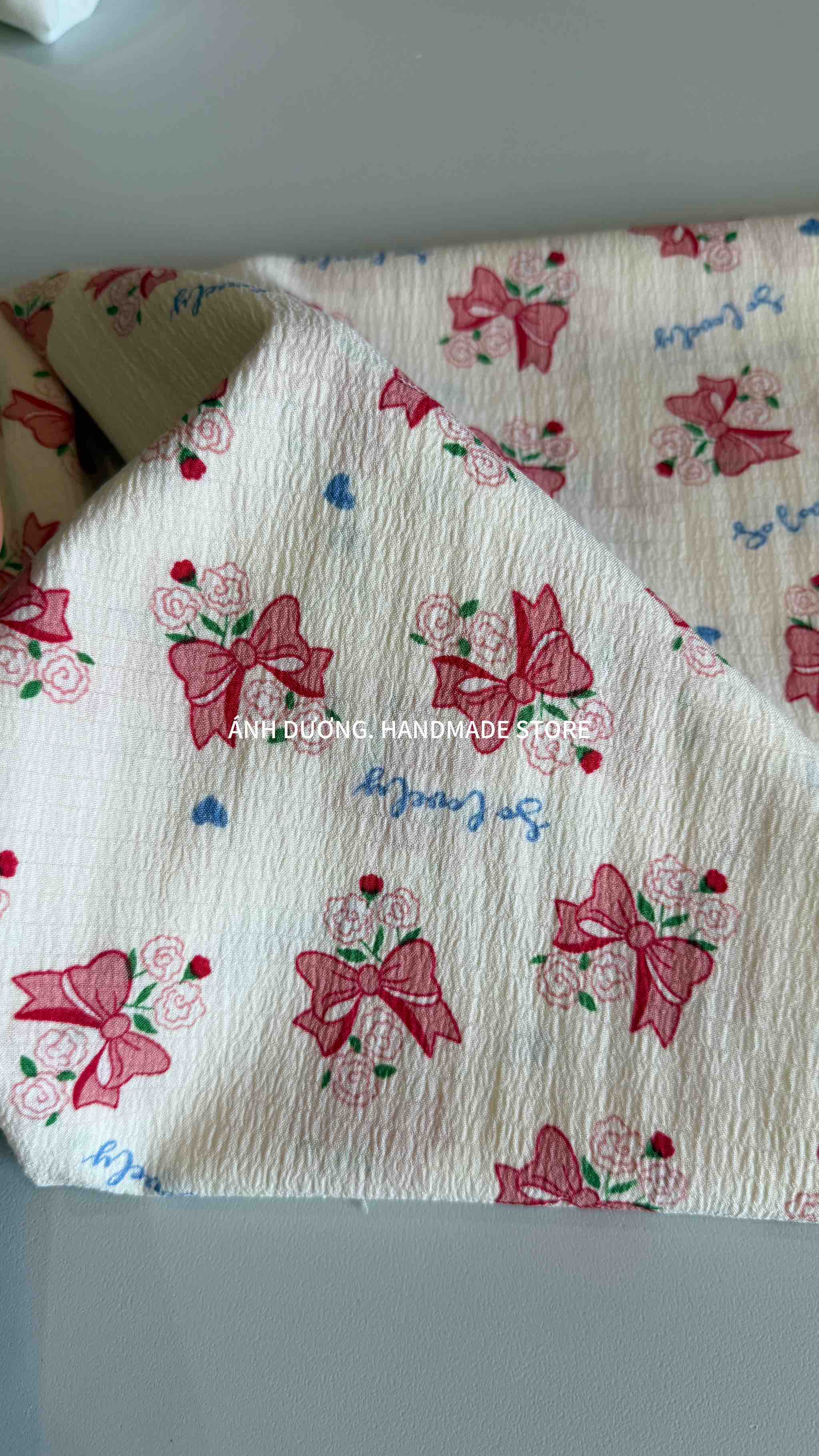 Vải xốp gạo (SLx0.5m khổ 1.5m) co dãn nhẹ, họa tiết Noel, Giáng Sinh, hoa nơ đỏ.