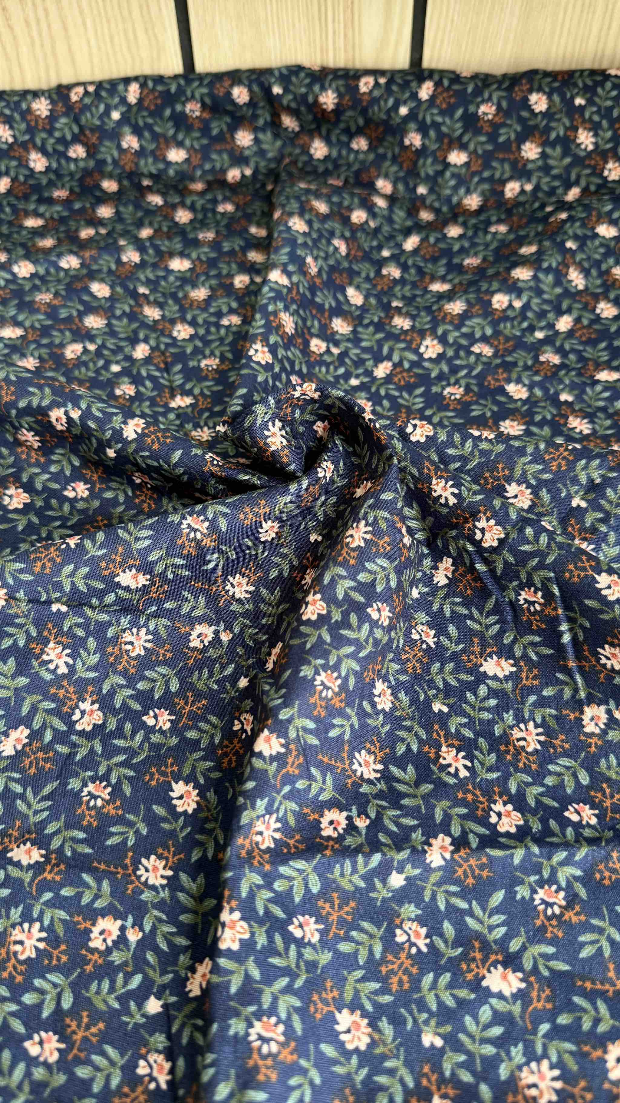 Vải Thô cotton in hoa, trái tim - may đầm, bộ, handmade, decor (dài 1m, khổ 1m45, vải cắt liền)