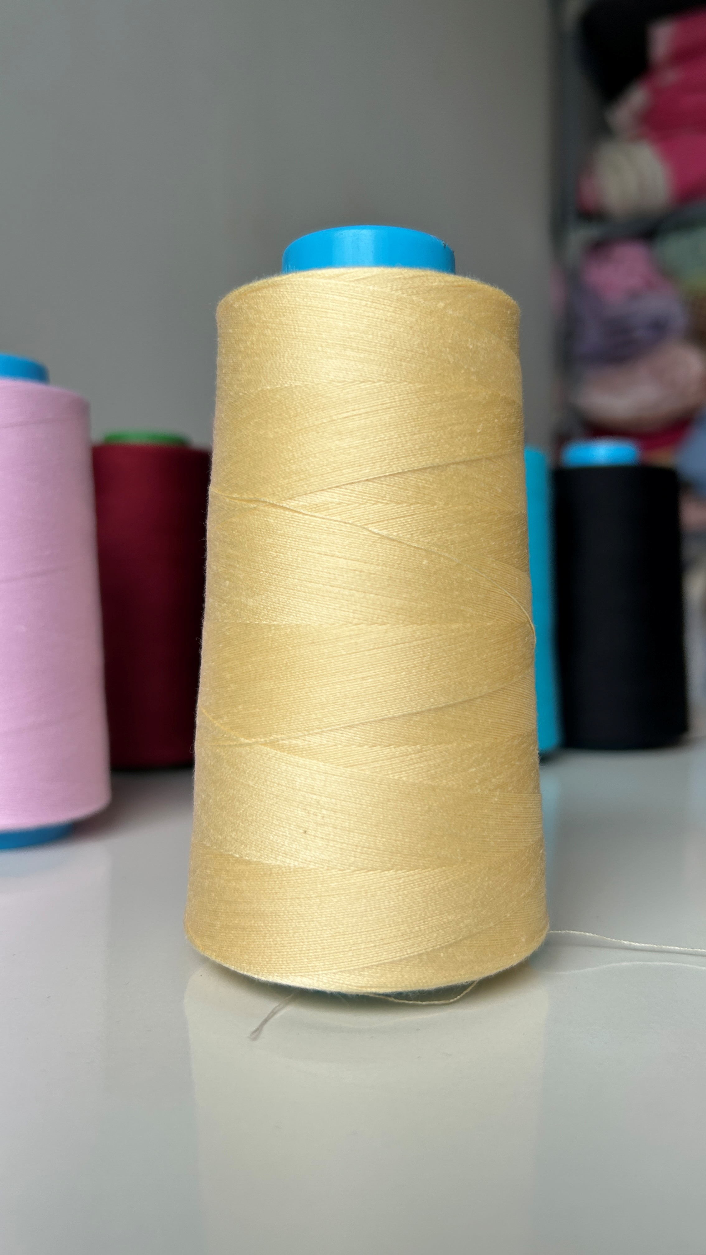 Cuộn chỉ may nhiều màu 3000m sợi 40/2, phù hợp máy may công nghiệp và gia đình.