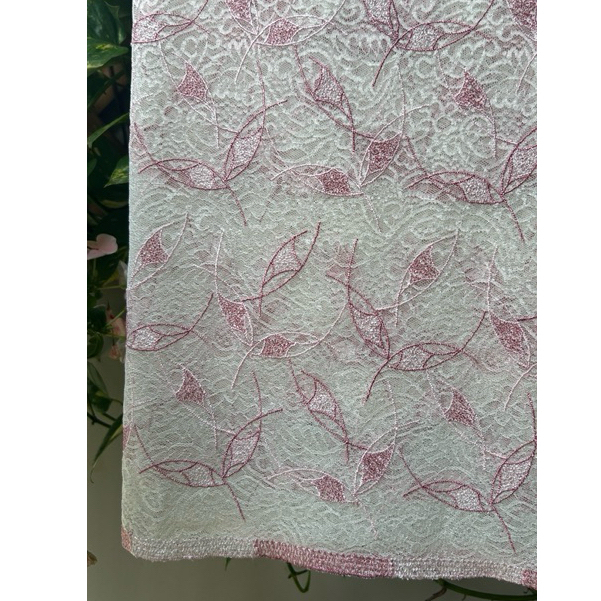 Vải ren (SLx0.5m khổ 1.4m) màu kem thêu hoạ tiết cá hồng, vải mềm, sợi vải săn chắc không xù