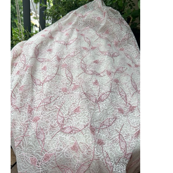 Vải ren (SLx0.5m khổ 1.4m) màu kem thêu hoạ tiết cá hồng, vải mềm, sợi vải săn chắc không xù