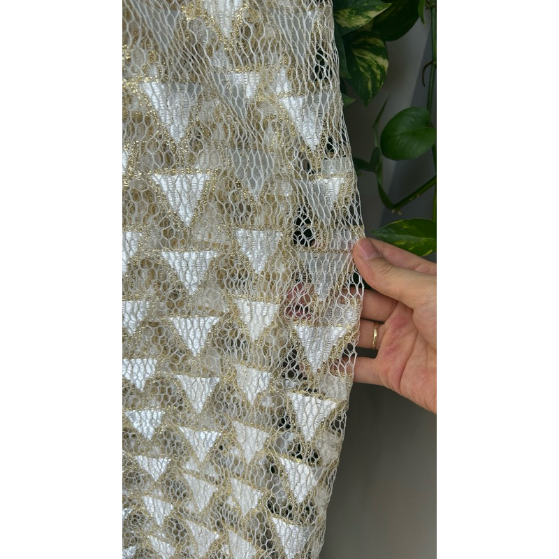 Vải ren lưới (SLx0.5m khổ đa dạng) kem ánh kim tuyến vàng, lưới hình tam giác kim tuyến