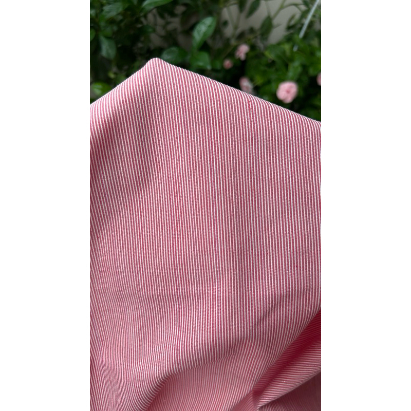 Vải kate (SLx0.5m khổ đa dạng) sọc có kim tuyến, co dãn nhẹ; phù hợp may áo, đầm, khăn trải bàn, picnic.