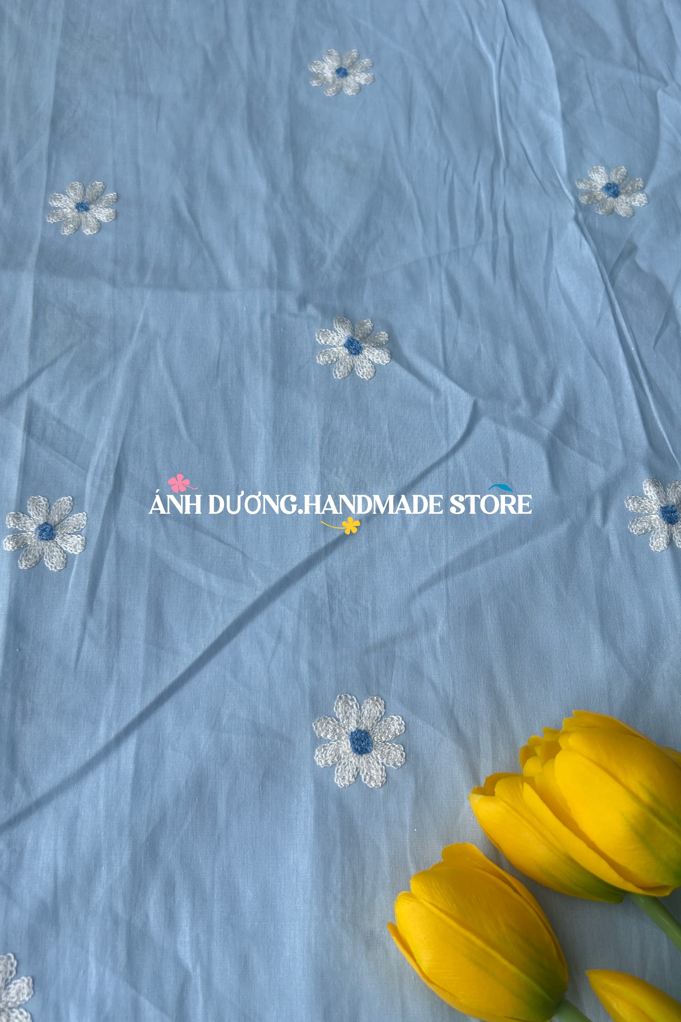 Vải thô boi (SLx0.5m khổ 1.4m) thêu hoa xanh, trắng. Chất cotton mát, thâm hút tốt.