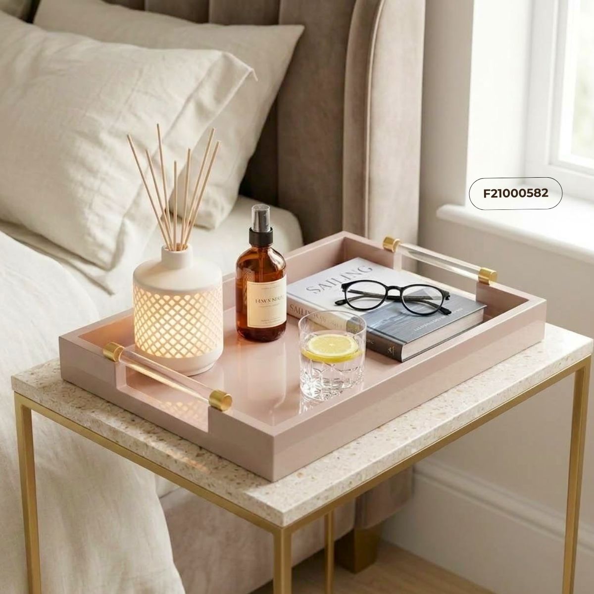 Khay chữ nhật màu be đặt trên bàn decor phòng ngủ